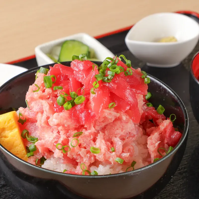 本マグロのねぎとろと中とろをのせた海鮮丼の定食