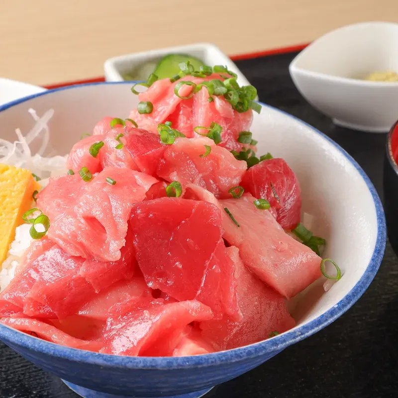 大ぶりに切った中とろをのせたマグロ丼