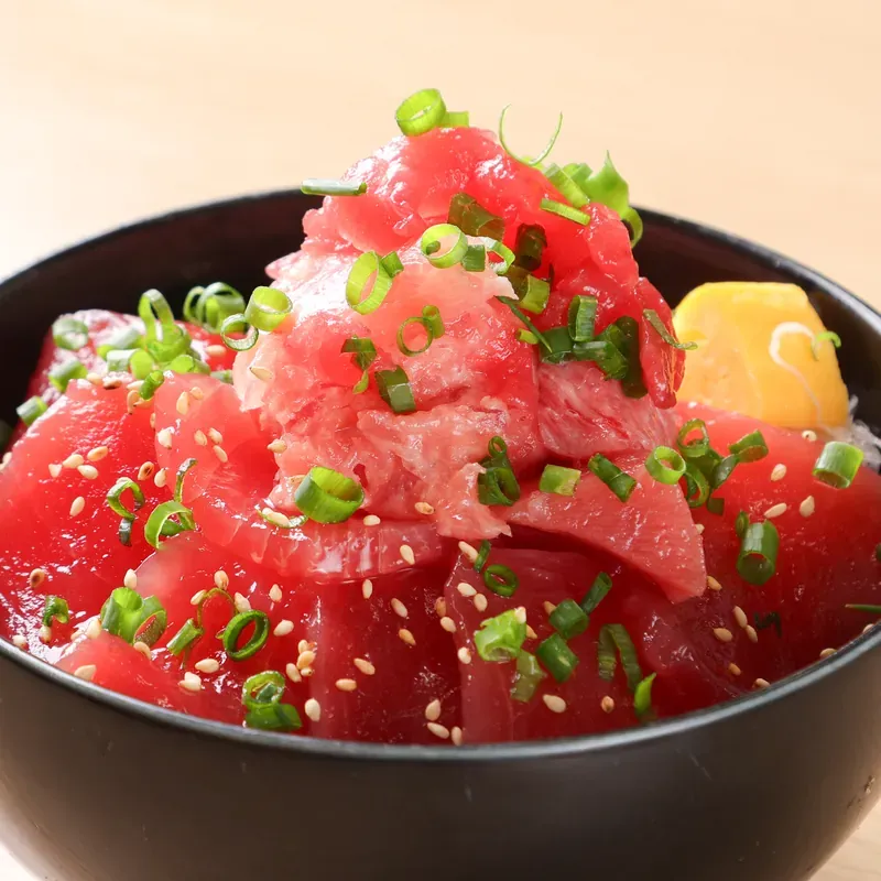 赤身と中とろにねぎとろを重ねた本マグロの丼