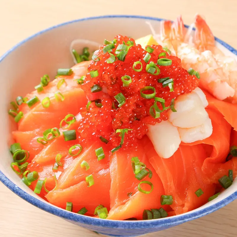 サーモンといくら、えびをのせた海鮮丼