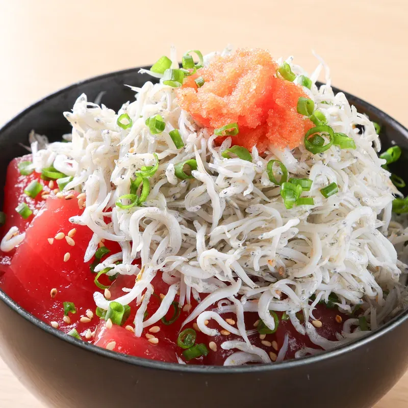 釜揚げしらすをたっぷりのせたマグロ丼
