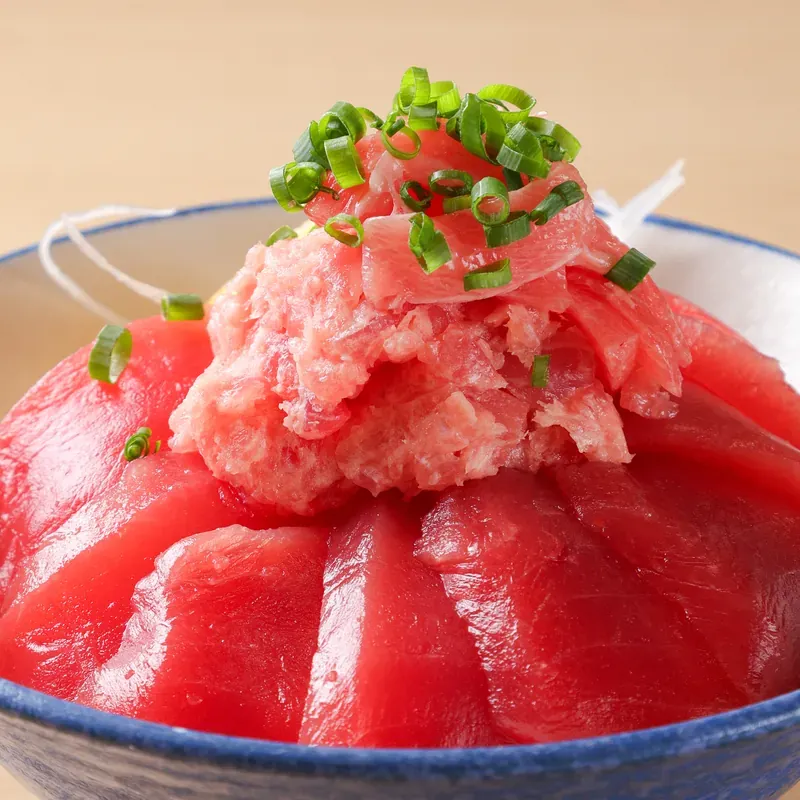赤身の上にねぎとろを高く盛ったマグロ丼