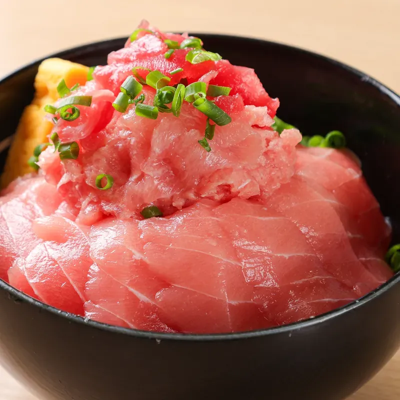 中とろとねぎとろを山盛りにしたマグロ丼