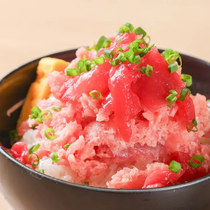 ねぎとろと赤身をたっぷり盛ったマグロ丼
