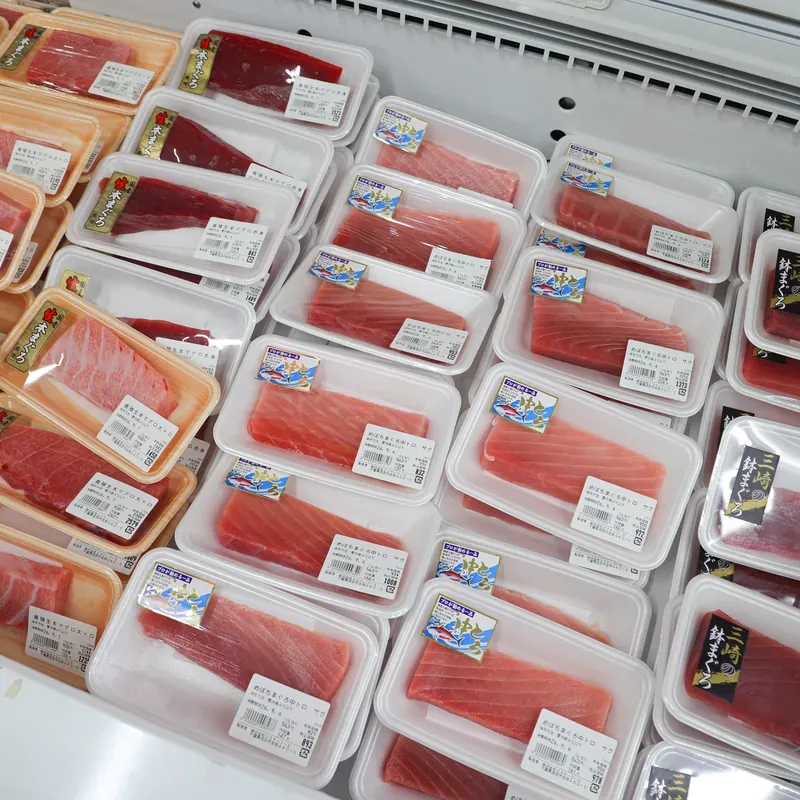 物販コーナーに並ぶパック詰めのマグロの柵