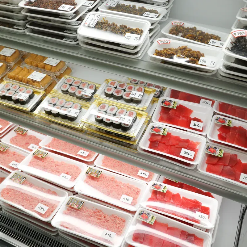 ねぎとろ巻きやマグロのパックが並ぶ冷蔵ケース