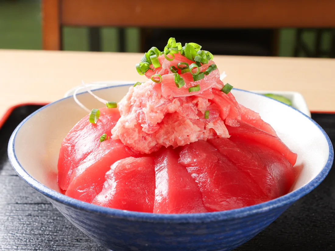 ねぎとろと赤身をのせたマグロ丼