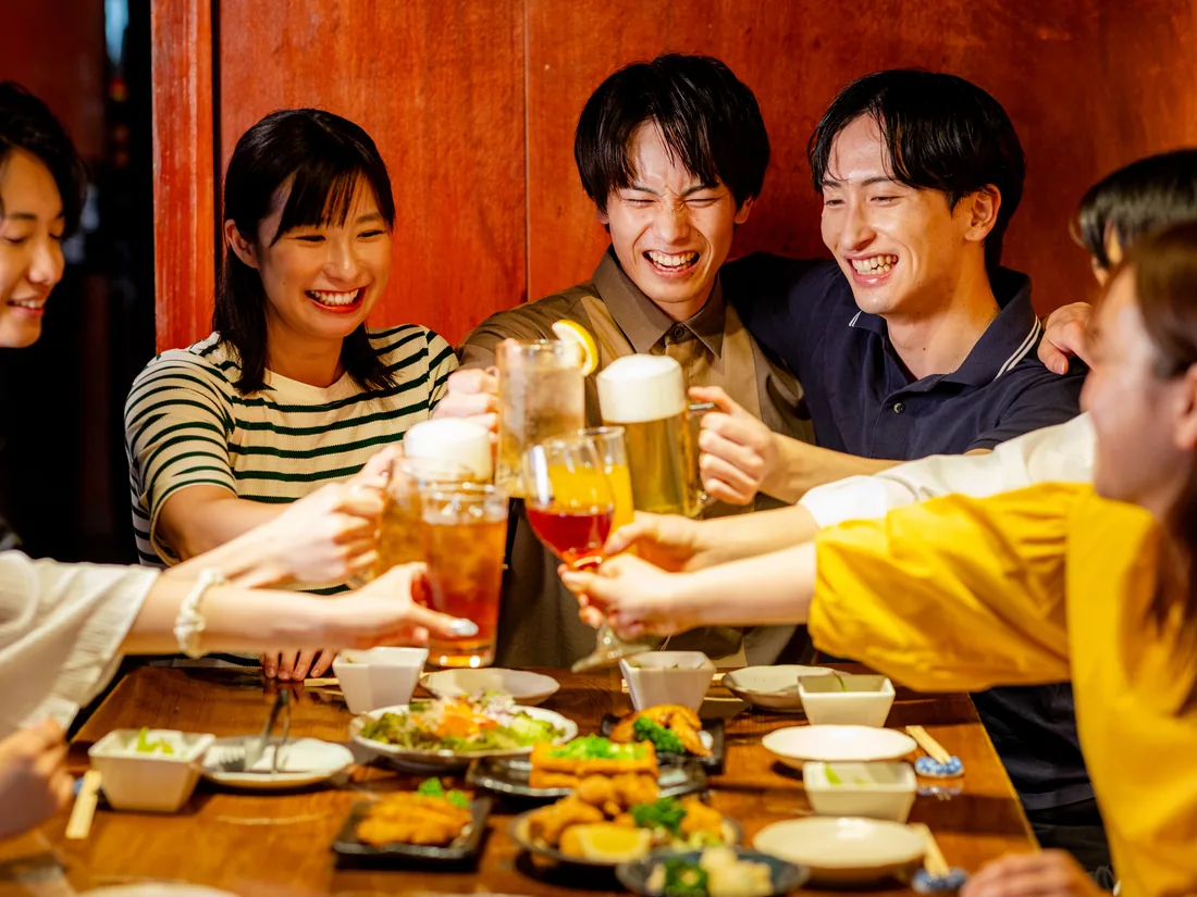料理を囲んで乾杯する宴会の様子