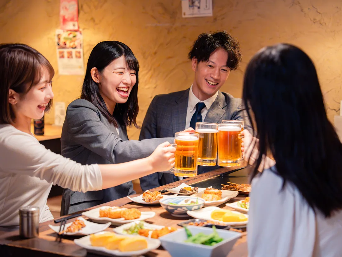 大人数で乾杯するお集まりの様子