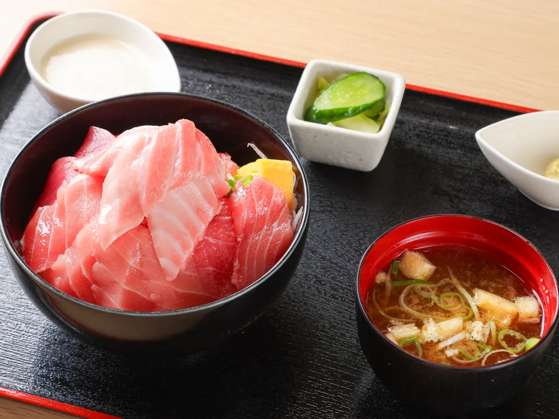 本マグロの海鮮丼と小鉢、味噌汁の定食