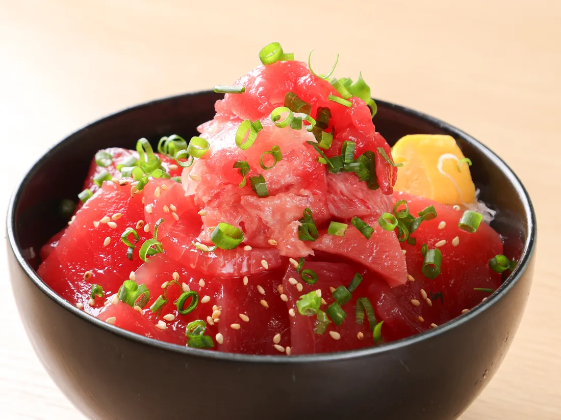マグロをたっぷり盛り付けた海鮮丼