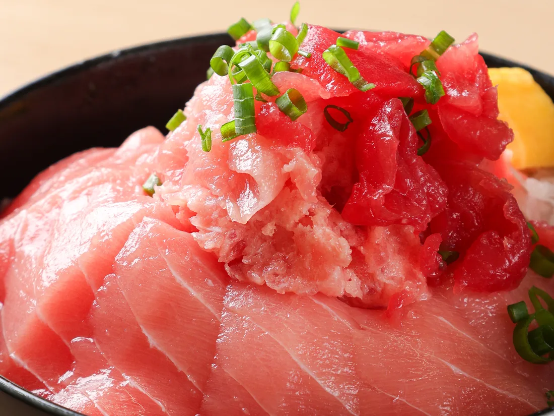 本マグロのさまざまな部位をのせた丼