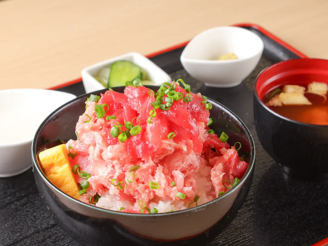 ボリュームたっぷりの海鮮丼の定食