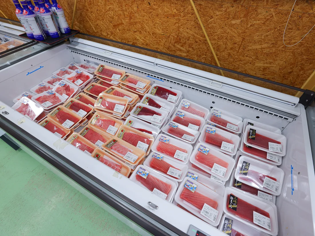 マグロの加工品が並ぶ店内の冷凍ケース