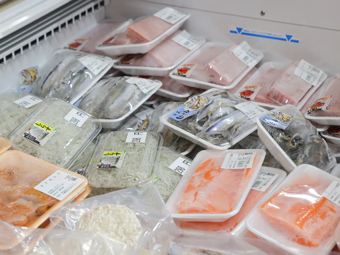 干物や銀鮭などの海産物の売り場